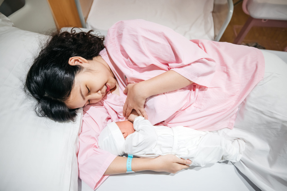 Các mẹ nên cho con bú ngay sau khi sinh để kích thích tuyến sữa hoạt động  (Ảnh: Sưu tầm Internet)