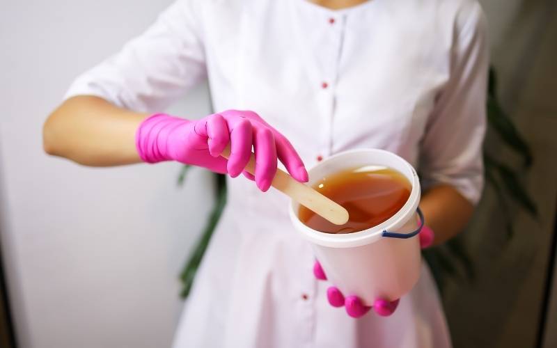 Trộn đều hỗn hợp chanh, đường, mật ong trước khi tẩy lông. (Ảnh: Sưu tầm Internet)