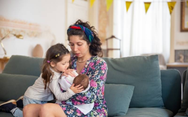 Rủ trẻ cùng tham gia vào quá trình chăm sóc em. (Ảnh: Sưu tầm Internet)