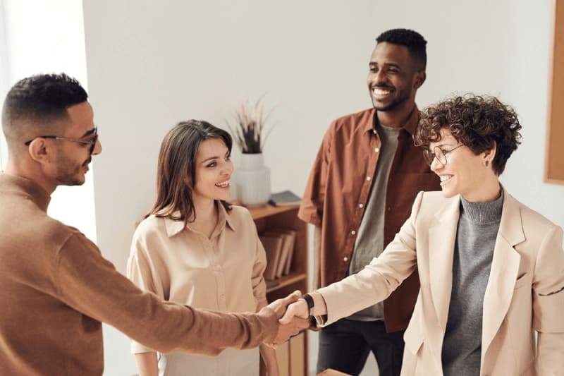 Xây dựng và phát triển những mối quan hệ tốt trong công việc, gia đình. (Ảnh: Sưu tầm Internet)