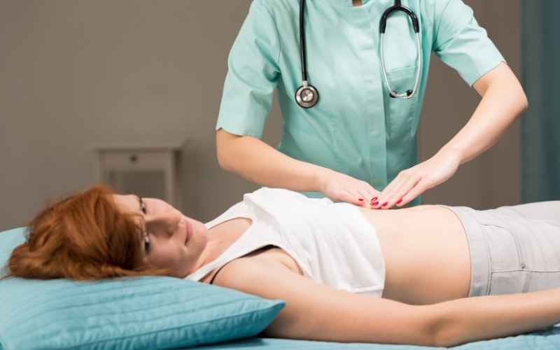 Mẹ cần đi khám khi đau bụng quá mức kèm các triệu chứng bất thường. (Ảnh: Sưu tầm Internet)