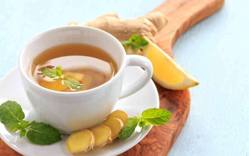 Uống nước gừng ấm giúp giảm bớt cơn đau bụng. (Ảnh: Sưu tầm Internet)