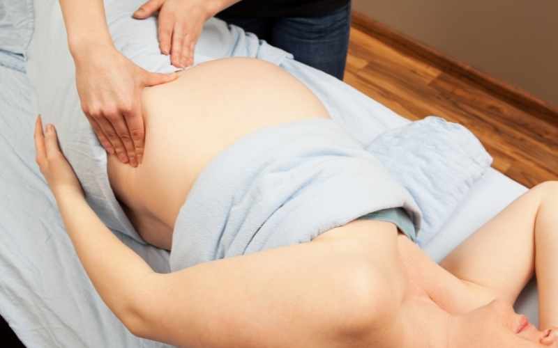 Massage giúp bà bầu giảm đau háng hiệu quả. (Ảnh: Sưu tầm Internet)