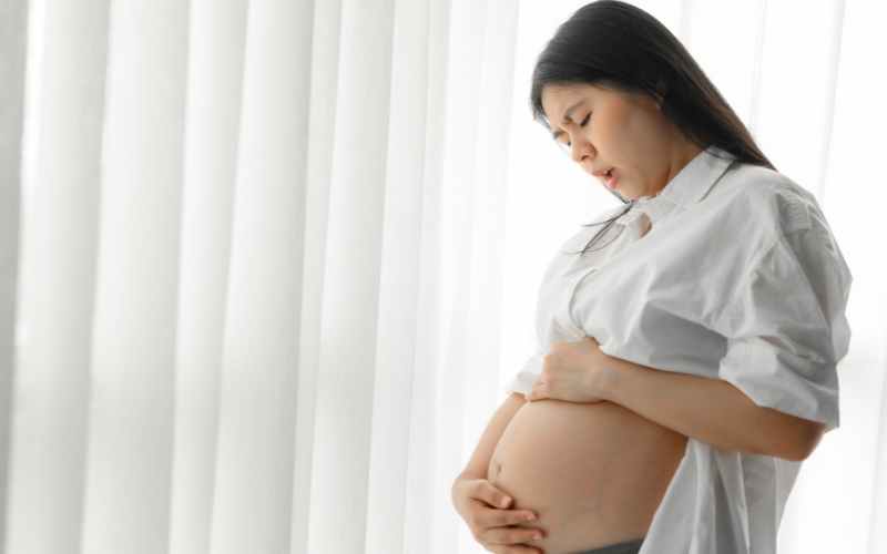 Sự chuyển động của thai nhi khiến bà bầu bị đau háng. (Ảnh: Sưu tầm Internet)