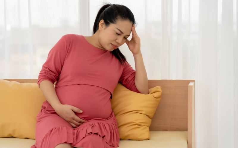 Bà bầu đau háng kèm đau đầu dữ dội nên đi khám. (Ảnh: Sưu tầm Internet)