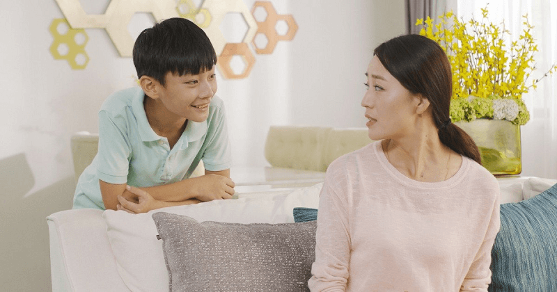 Dấu hiệu trẻ có EQ cao: Thường nói chuyện với bố mẹ. (Ảnh: Sưu tầm Internet)