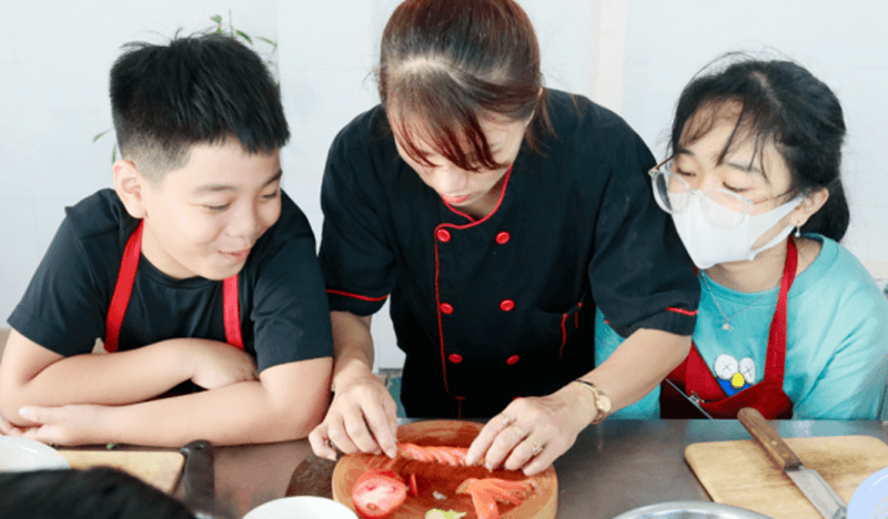 Cho con tham gia lớp dạy nấu ăn cho bé. (Ảnh: Sưu tầm Internet)