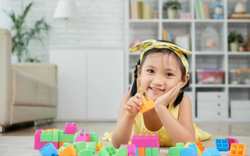 Cho bé làm quen với các con chữ qua các trò chơi lắp ghép mô hình. (Ảnh: Sưu tầm Internet)