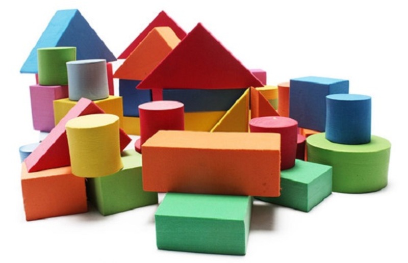 Có nhiều mẹo khác nhau giúp bé dễ dàng nhận biết màu sắc và hình khối. (Ảnh: Sưu tầm Internet)