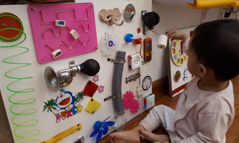 Đồ chơi kỹ năng sống bảng bận rộn cho trẻ mầm non (Nguồn: Sưu tầm Internet)