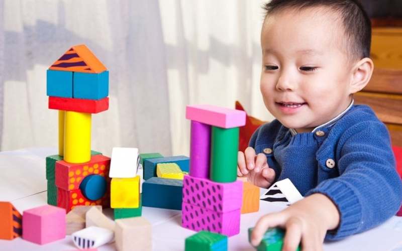 Đồ chơi xếp hình bằng gỗ có nhiều màu sắc và hình dáng. (Ảnh: Sưu tầm Internet)