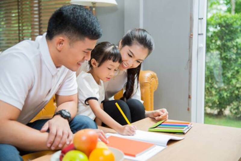 Bố mẹ nên dành nhiều thời gian hơn để dạy cho con học. (Ảnh: Sưu tầm Internet)