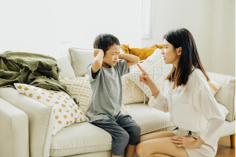 Hay quát mắng trẻ khi không thuộc. (Ảnh: Sưu tầm Internet)