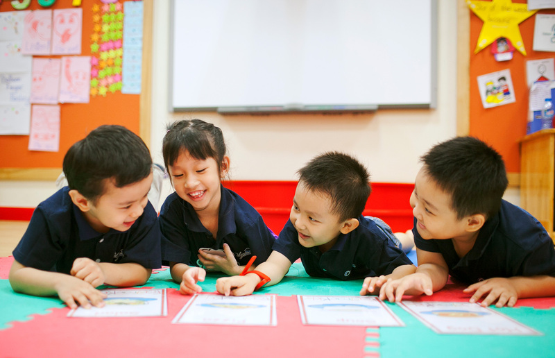 Tạo điều kiện cho bé học tập cùng bạn bè sẽ giúp bé năng động hơn. (Ảnh: Sưu tầm Internet)