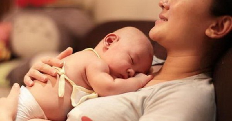Các mẹ nên ngủ đủ 8 giờ mỗi ngày để duy trì nguồn sữa dồi dào (Ảnh: Sưu tầm Internet)