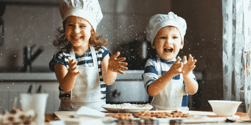 Kỹ năng sống cho trẻ 7 tuổi học cách phụ giúp  bố mẹ làm việc nhà  (nguồn: Internet)