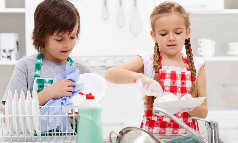 Hướng dẫn trẻ làm một số việc nhà cơ bản để con cảm thấy mình có trách nhiệm hơn. (Ảnh: Sưu tầm Internet)