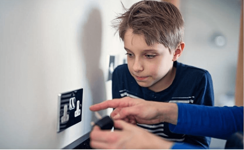 Dạy trẻ kỹ năng sống khi bản thân bị điện giật đúng cách. (Ảnh: Sưu tầm Internet)