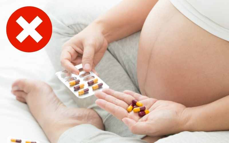 Bà bầu không nên uống thuốc khi đang mang thai. (Ảnh: Sưu tầm Internet)
