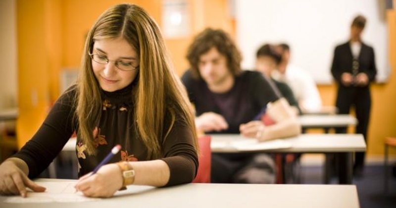 Không nên đợi 1 đáp án quá lâu trong bài nghe. (Ảnh: Internet)