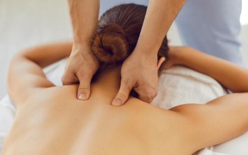 Massage để giảm đau. (Ảnh: Sưu tầm Internet)