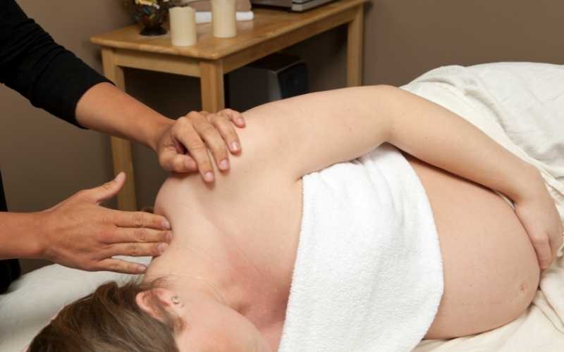 Massage nhẹ toàn thân giúp mẹ bầu ngủ ngon hơn. (Ảnh: Sưu tầm Internet)