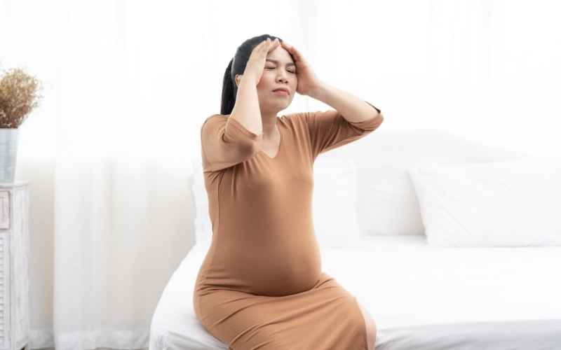 Dấu hiệu đau đầu dữ dội nguy hiểm cho cả mẹ và bé. (Ảnh: Sưu tầm Internet)
