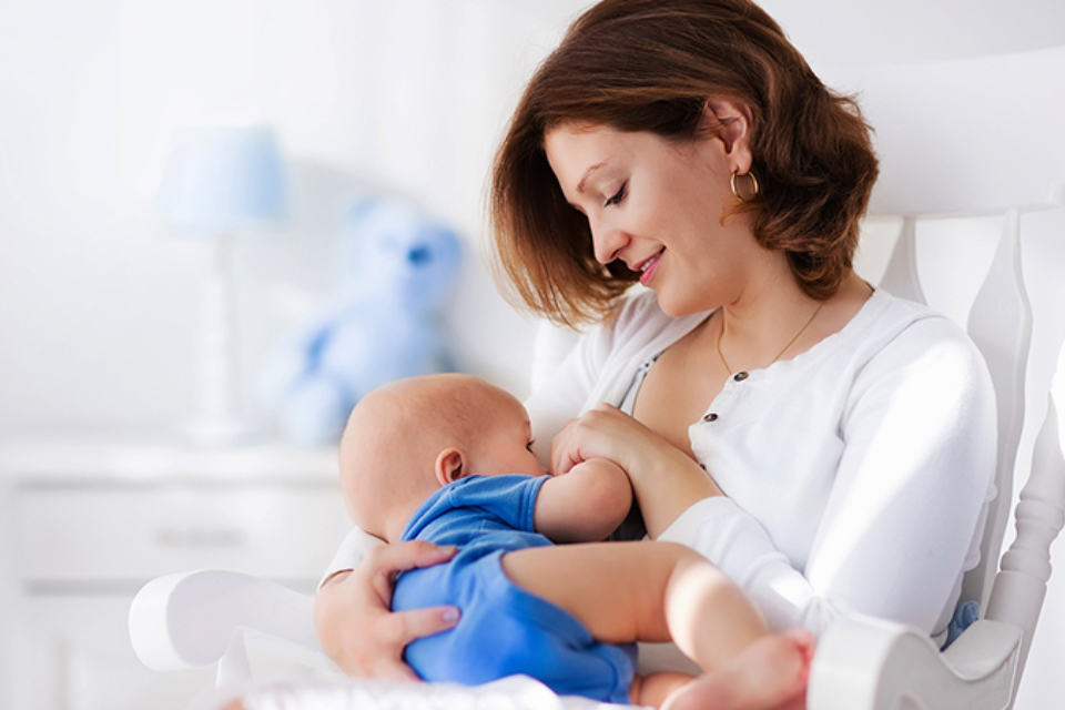 Các mẹ nên cho bé bú thường xuyên và đủ cữ cả ngày lẫn đêm (Ảnh: Sưu tầm Internet)