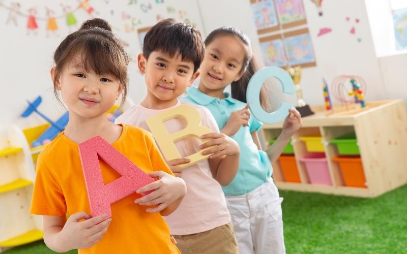 Mẹo dạy bé 4 tuổi đánh vần và tập viết: để trẻ thỏa sức sáng tạo. (Ảnh: Autobikes.vn)