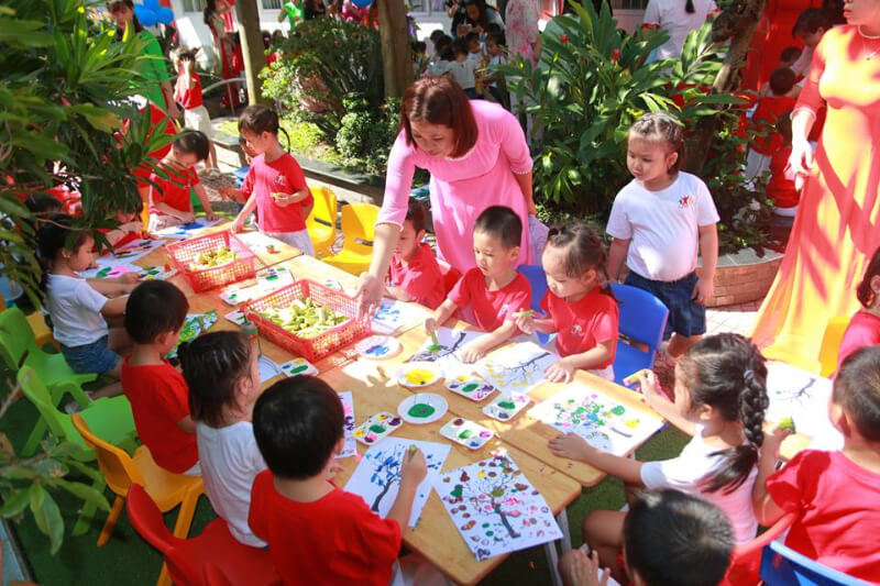 Dạy trẻ cảm nhận cái đẹp từ những sự vật trong cuộc sống. (Ảnh: Sưu tầm Internet)