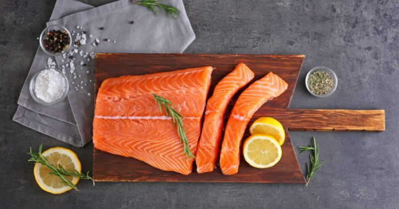 Hàm lượng DHA trong cá hồi rất có lợi để giúp bé phát triển hệ thần kinh (Ảnh sưu tầm Internet)