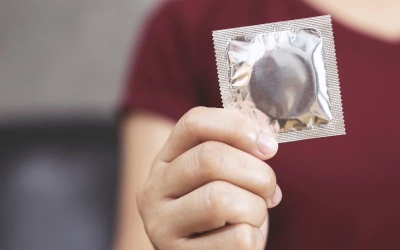 Sử dụng bao cao su. (Ảnh: Sưu tầm Internet)