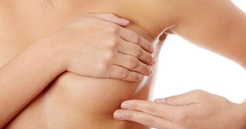 Massage ngực mỗi ngày sẽ có thể giúp các mẹ thông tia sữa hiệu quả (Ảnh: Sưu tầm Internet)