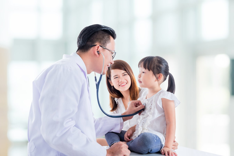 Chăm sóc sức khỏe toàn diện cho con. (Ảnh: Sưu tầm Internet)