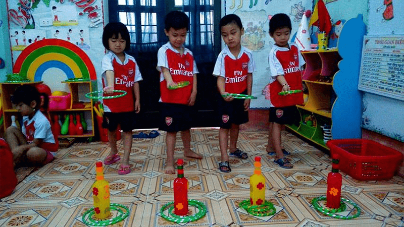 Trò chơi vận động: Đeo vòng cho chai. (Ảnh: Sưu tầm Internet)