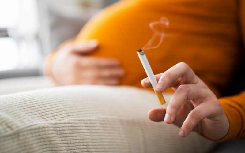 Phụ nữ mang thai cần tuyệt đối không hút thuốc lá. (Ảnh: Sưu tầm Internet)