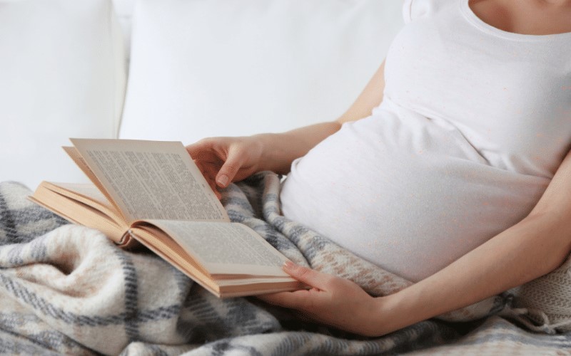 Mẹ và con sẽ hình thành được thói quen đọc sách cùng nhau. (Ảnh: Sưu tầm Internet)