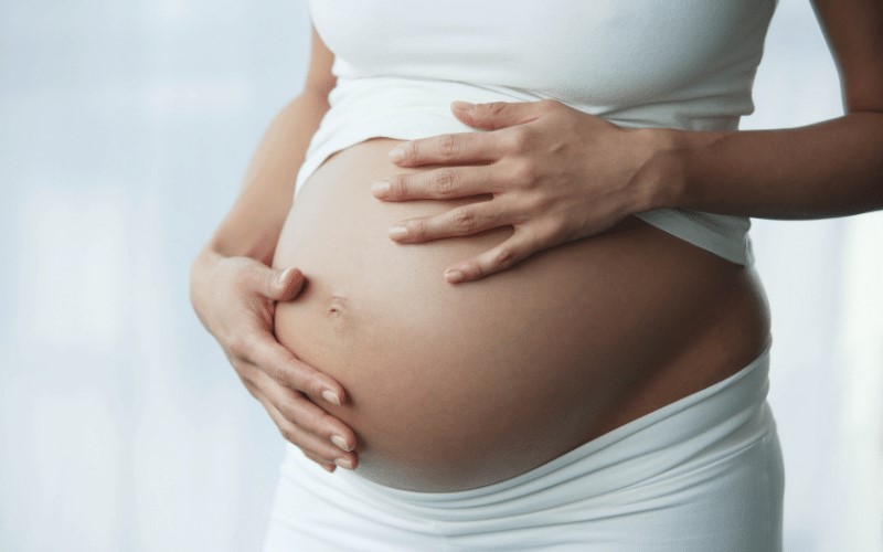  Massage bụng sẽ giúp trẻ tập khả năng phản ứng. (Ảnh: Sưu tầm Internet)