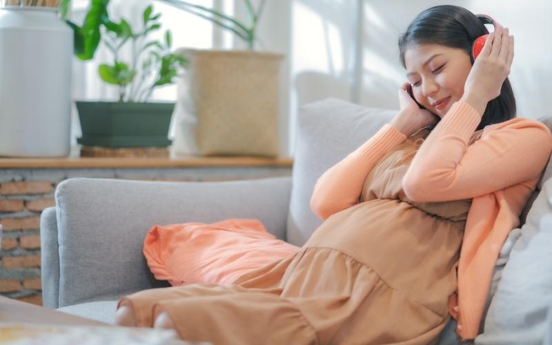 Nghe nhạc rất tốt cho quá trình thai giáo. (Ảnh: Canva)