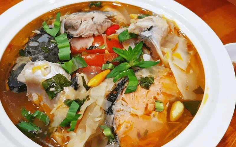 Canh chua cá hồi. (Ảnh: Sưu tầm Internet)