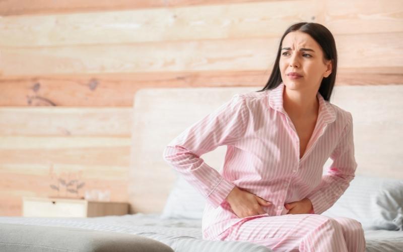 Tình trạng đau bụng, rong kinh. (Ảnh: Sưu tầm Internet)