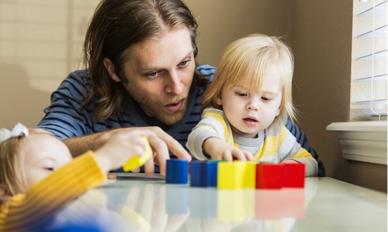 Cho trẻ làm quen với hình các loại và tập đếm. (Ảnh: Sưu tầm Internet)