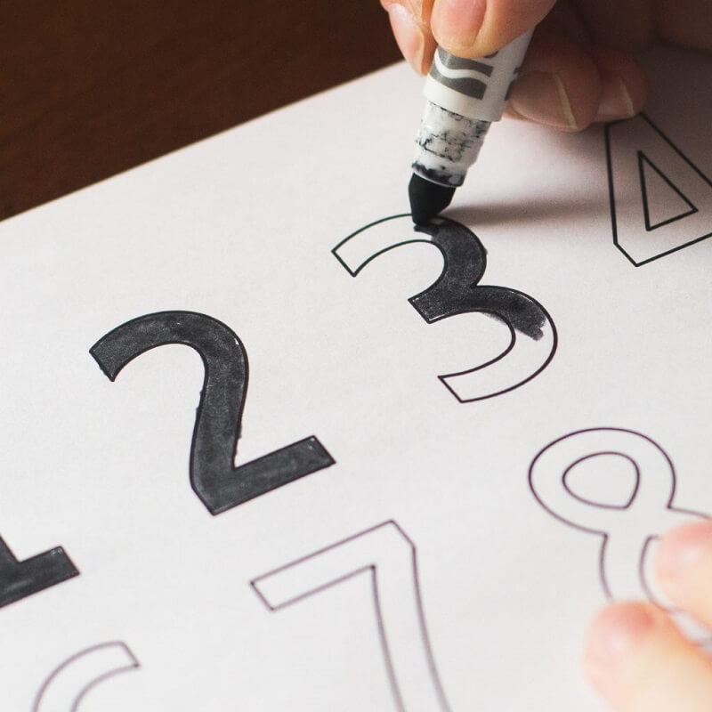 Tô màu con số giúp trẻ nhớ lâu hơn. (Ảnh: Sưu tầm Internet)