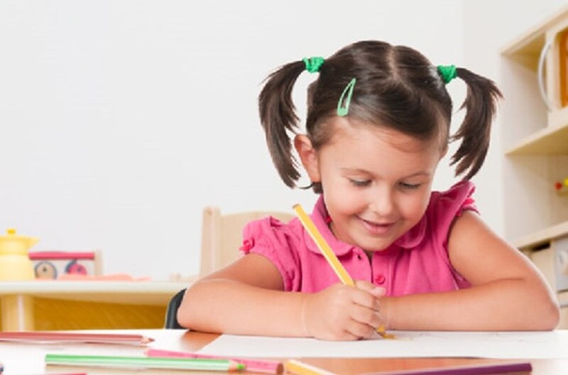 Cho con luyện tập thường xuyên mỗi ngày để bé học tốt toán hơn (Nguồn ảnh: Sưu tầm internet)