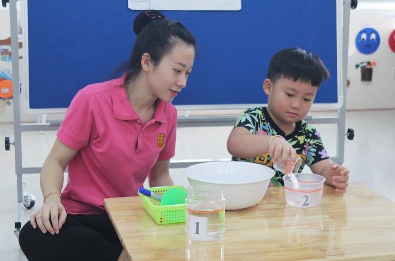 Phụ huynh cùng con đong đếm lít trên thực tế (Nguồn ảnh: Sưu tầm internet)