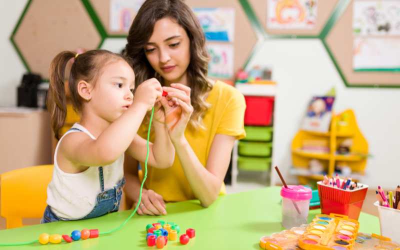 Giáo viên tại trường mầm non công lập được tuyển chọn và đào tạo chất lượng. (Ảnh: Sưu tầm Internet)