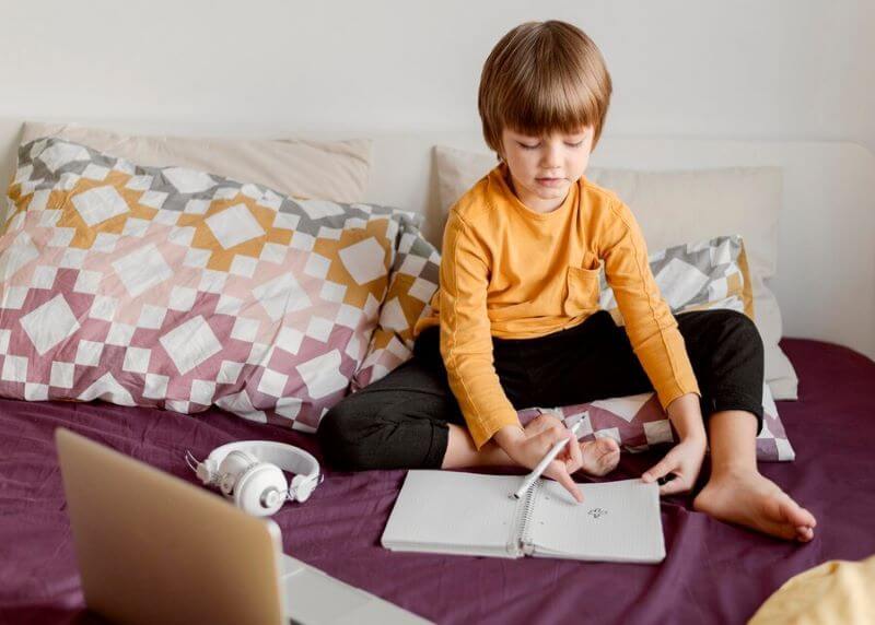 Bé vui học (Ảnh: Sưu tầm Internet)