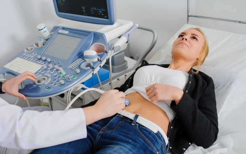 Đi khám thai nếu đau bụng kèm những biểu hiện bất thường. (Ảnh: Sưu tầm Internet)