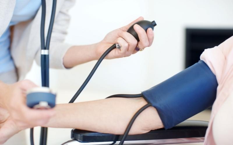 Kiểm tra huyết áp để tránh nguy cơ bị tiền sản giật. (Ảnh: Sưu tầm Internet)