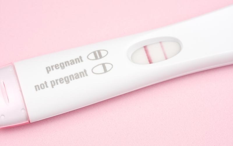 Dùng que thử thai là phương pháp xác định thai kỳ đơn giản nhất. (Ảnh: Sưu tầm Internet)